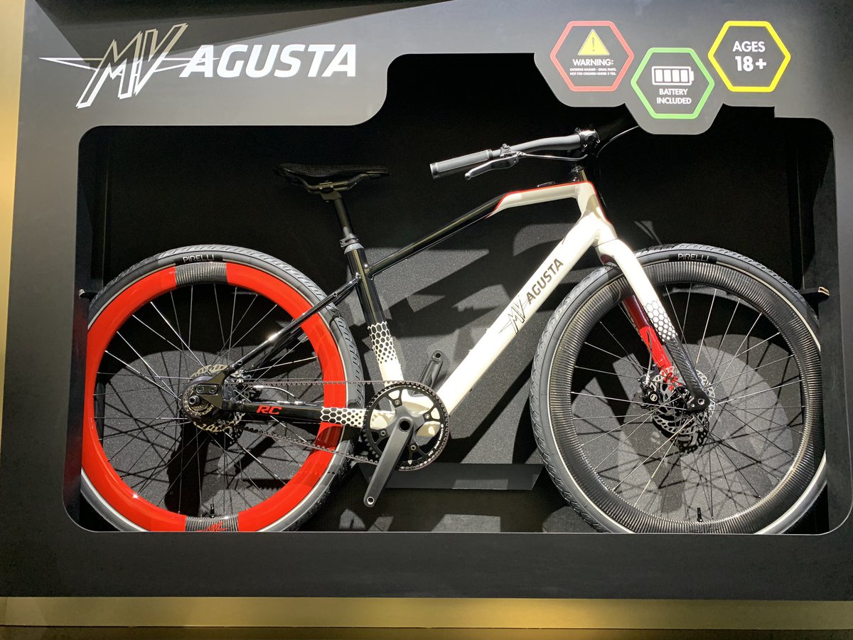 #MVAgusta a #Eicma lancia la gamma di #ebike: spicca la sportiva #AmoRc che monta il motore nel mozzo posteriore con 40 Nm di coppia. Il peso è di soli 15,5 kg e l’autonomia di 75 km. Prezzo? 5 mila euro #gazzettamotori