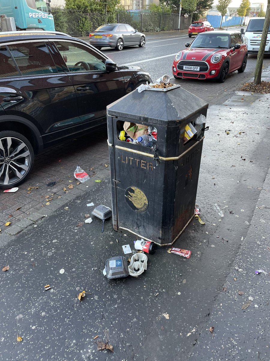 GarethBeacom's tweet photo. @belfastcc bin not emptied outside 40 York road for 3 days now,can you arrange this to be done asap https://t.co/0FAyRgp6c9