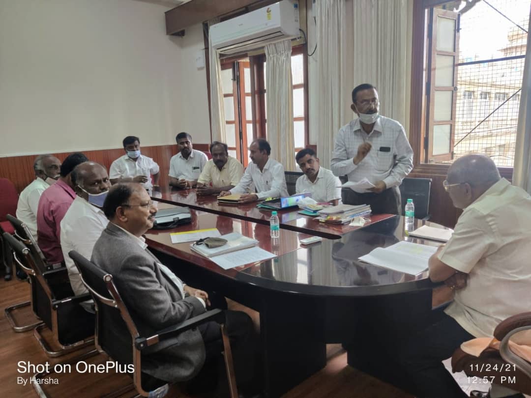 UMESH_V_KATTI's tweet photo. ರಾಜ್ಯದಲ್ಲಿ ಬೆಳೆಯುತ್ತಿರುವ ಗಂಧದ ಮರಗಳ ಕಟಾವು ನಿಯಮಾವಳಿಗಳನ್ನು, ಸರಳಿಕರಣ ಗೊಳಿಸುವ ಸಂಬಂಧ ಅರಣ್ಯ ಇಲಾಖೆಯ ಹಿರಿಯ ಅಧಿಕಾರಿಗಳು ಹಾಗೂ ಗಂಧದ ಮರ ಬೆಳೆಗಾರರ ಜೊತೆ ವಿಧಾನಸೌಧದಲ್ಲಿ ಸಭೆ ನಡೆಸಲಾಯಿತು.
#Umesh_Vishwanath_Katti | #Food_Civil_Supplies_Minister |#Consumer_Affairs |#Department_Of_Forests https://t.co/771Q0oy6K5