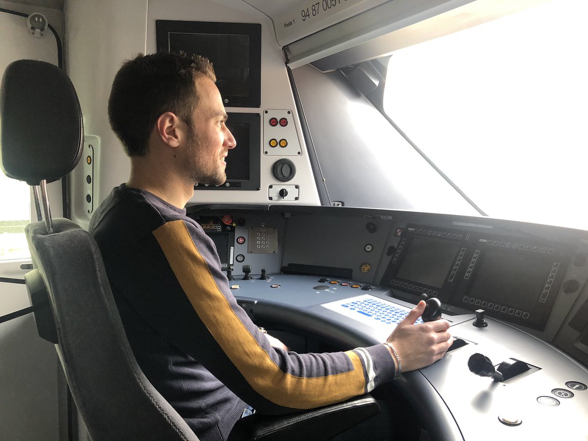 CinottiEric's tweet photo. 🎬 2nd volet de la 
[ semaine #TousSNCF ]

Aujourd’hui, coup de projecteur 📽 sur 
#OPTICONDUITE : 
une démarche #écologique pour nos conducteurs TER afin de contribuer à la réduction #énergétique 🌎

D'ici fin 2021, 100% des agents de conduite @TER_BFC_Trafic y seront formés 👍 https://t.co/F3oeuWGSOO