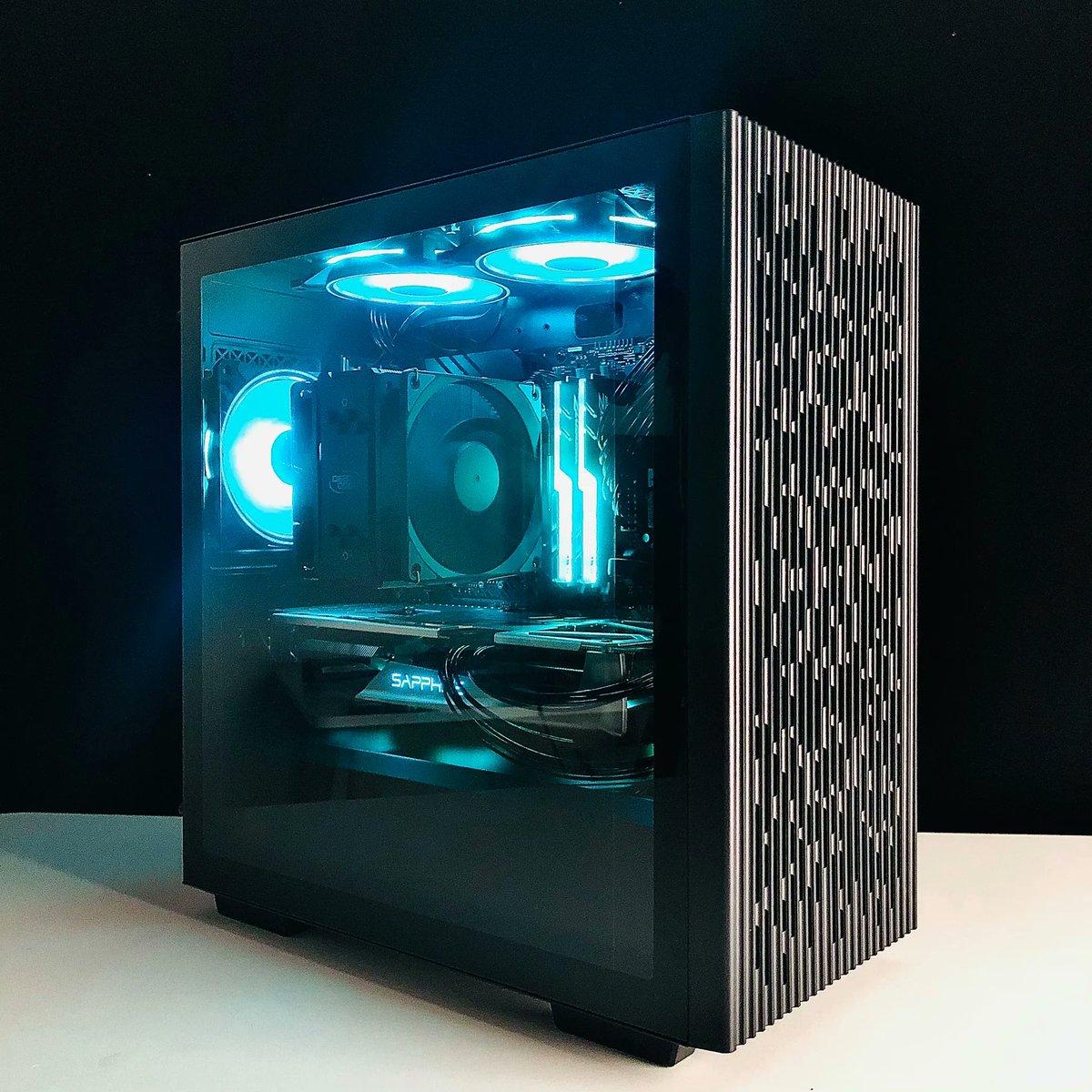 Ist dein Setup auch schon winterfest?😎

#tech #gaming #inspiration #photography
#custompc #pcparts #pcgaming
#liquidcooling #liquidcooledpc #rgbpc
#pcmr #streamsetup #pcbuilding #pcgamer