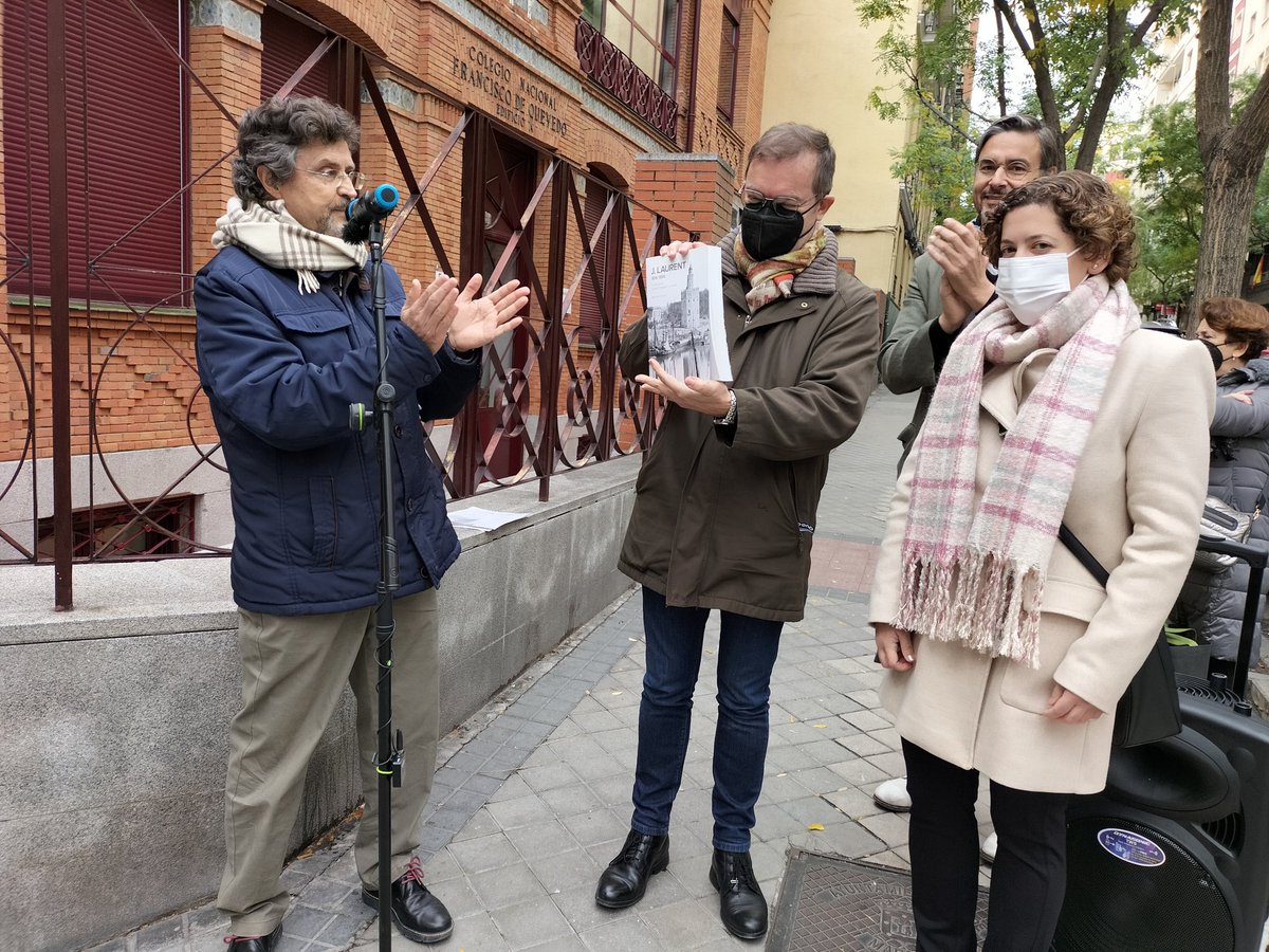 FundacionLito's tweet photo. 🖊️ La biógrafa Maite Díaz entrega la biografía de #JeanLaurent  a @Javier__Sierra tras la intervención de Miguel Sánchez Vigil @fotodoc que ha recordado a los alumnos "pensad que un gran fotográfo como #JeanLaurent vivió aquí". https://t.co/IHGKIcfucq