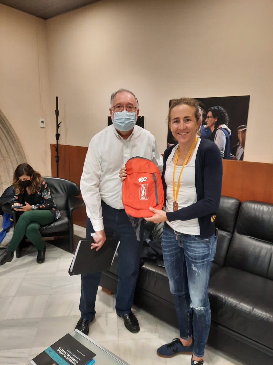 Imposició de la medalla del Grup Cavall Bernat a Núria Picas al Parlament de Catalunya. 
Muntanyenca des de molt jove, ha pujat al Cavall per molts dels seu itineraris.
Ja ens ha dit que vol acompanyar-nos a la propera edició de la trobada anual del Grup Cavall. 
Felicitacions!