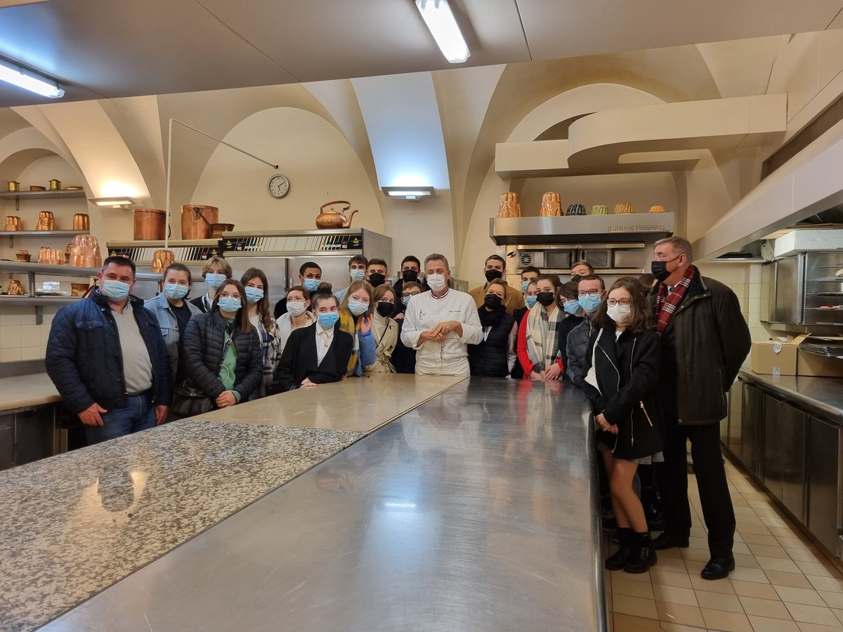 JeanLimoges's tweet photo. Le CVL du lycée Jean Monnet à visité le Palais de L'Elysee. 
Ils ont eu le privilège d'être accueillis par Madame Brigitte Macron.
Cette visite a  permis à nos jeunes élus de découvrir ce lieu emblématique de la République. https://t.co/uX51NKL0NA