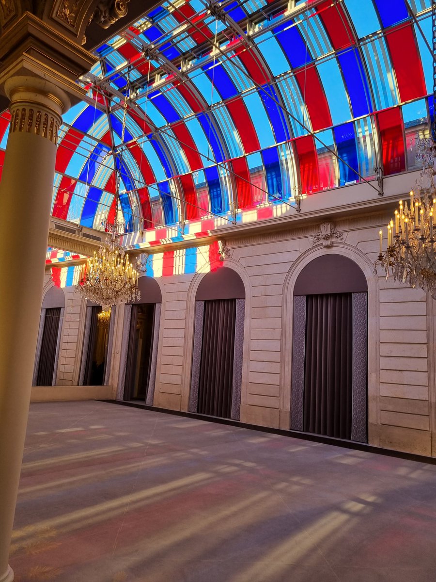 Le CVL du lycée Jean Monnet à visité le Palais de L'Elysee. 
Ils ont eu le privilège d'être accueillis par Madame Brigitte Macron.
Cette visite a  permis à nos jeunes élus de découvrir ce lieu emblématique de la République.