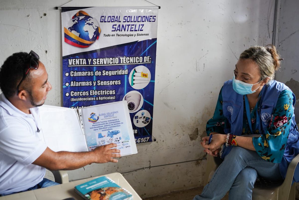 elisacarlaccini's tweet photo. El emprendimiento de Fredis comenzó hace 5 años en🇻🇪ofreciendo servicios de soluciones tecnológicas🖥️

Hoy Santeliz Soluciones es un puente para su integración en Apartadó🇨🇴 y con el apoyo de @ACNURamericas+@DeMisManosMed ha logrado reposicionar su marca y fortalecer su negocio🙌🏾 https://t.co/yCUlu6AGLh
