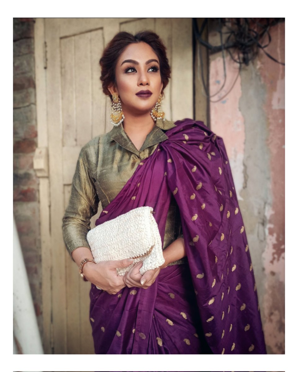 ChandreyeeGhos4's tweet photo. Once upon a time 🍃⏳

#oldsoul #vintage #time #winter #burgundy #official_chandreyee_ghosh https://t.co/ABcwvWEY8R
