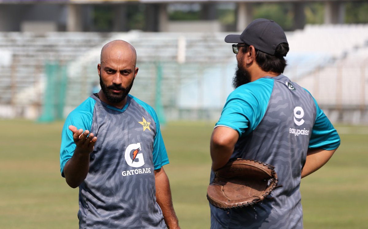 TheRealPCB's tweet photo. Pakistan Test squad's training and practice session in Chittagong

#BANvPAK | #HarHaalMainCricket https://t.co/kL4OvRrg71