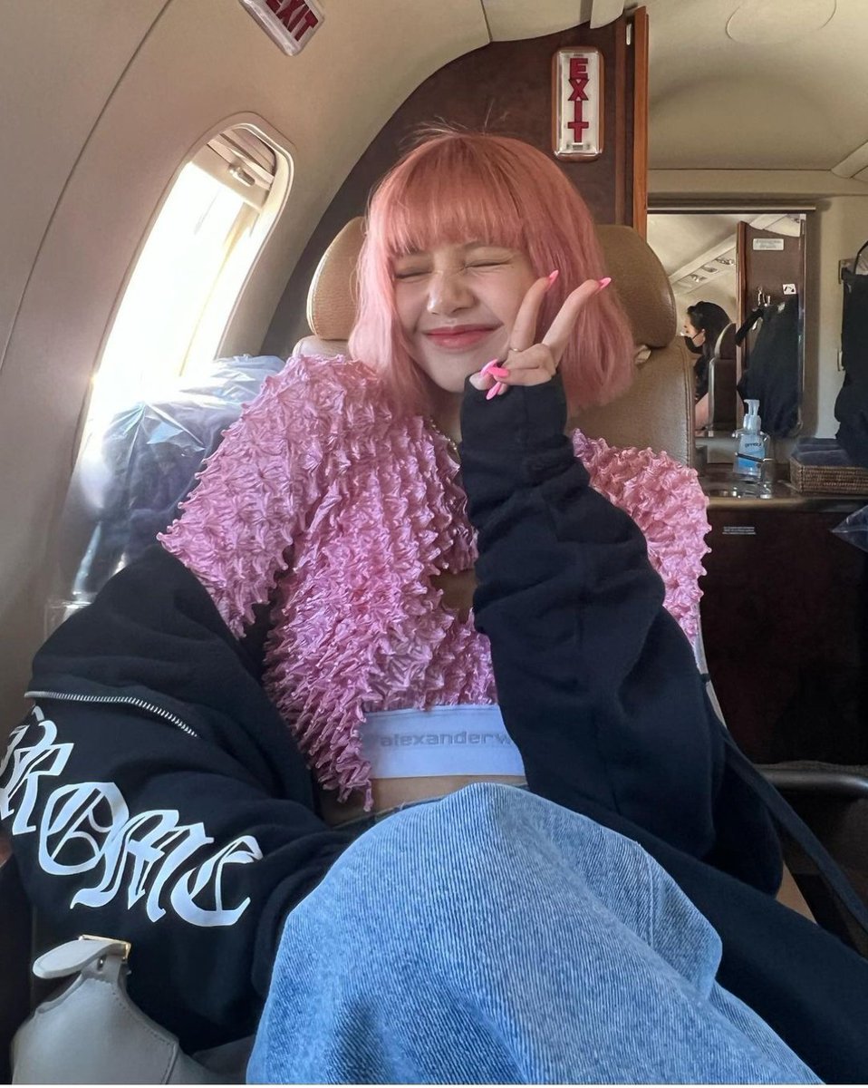 svrtyy's tweet photo. หายไวๆน้า 🥰 #ลิซ่า #BLACKPINK https://t.co/jPeVCzyBsG