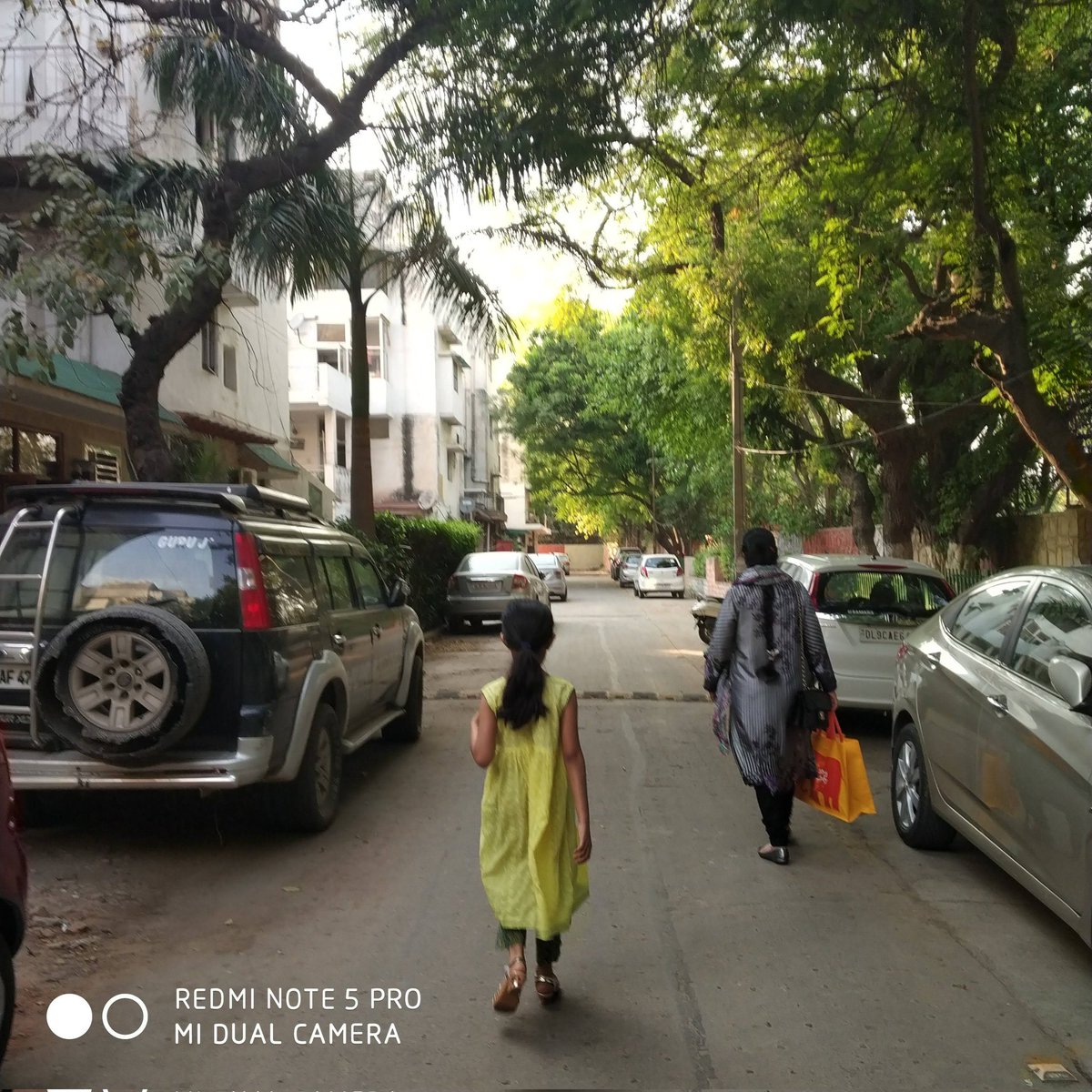 Khadeejaarif1's tweet photo. When will I walk again in the streets of Delhi, to be precise in Sukhdev Vihar and Zakir Nagar❤️ #throwback #missingindia #delhi https://t.co/ugIJvA7xXf