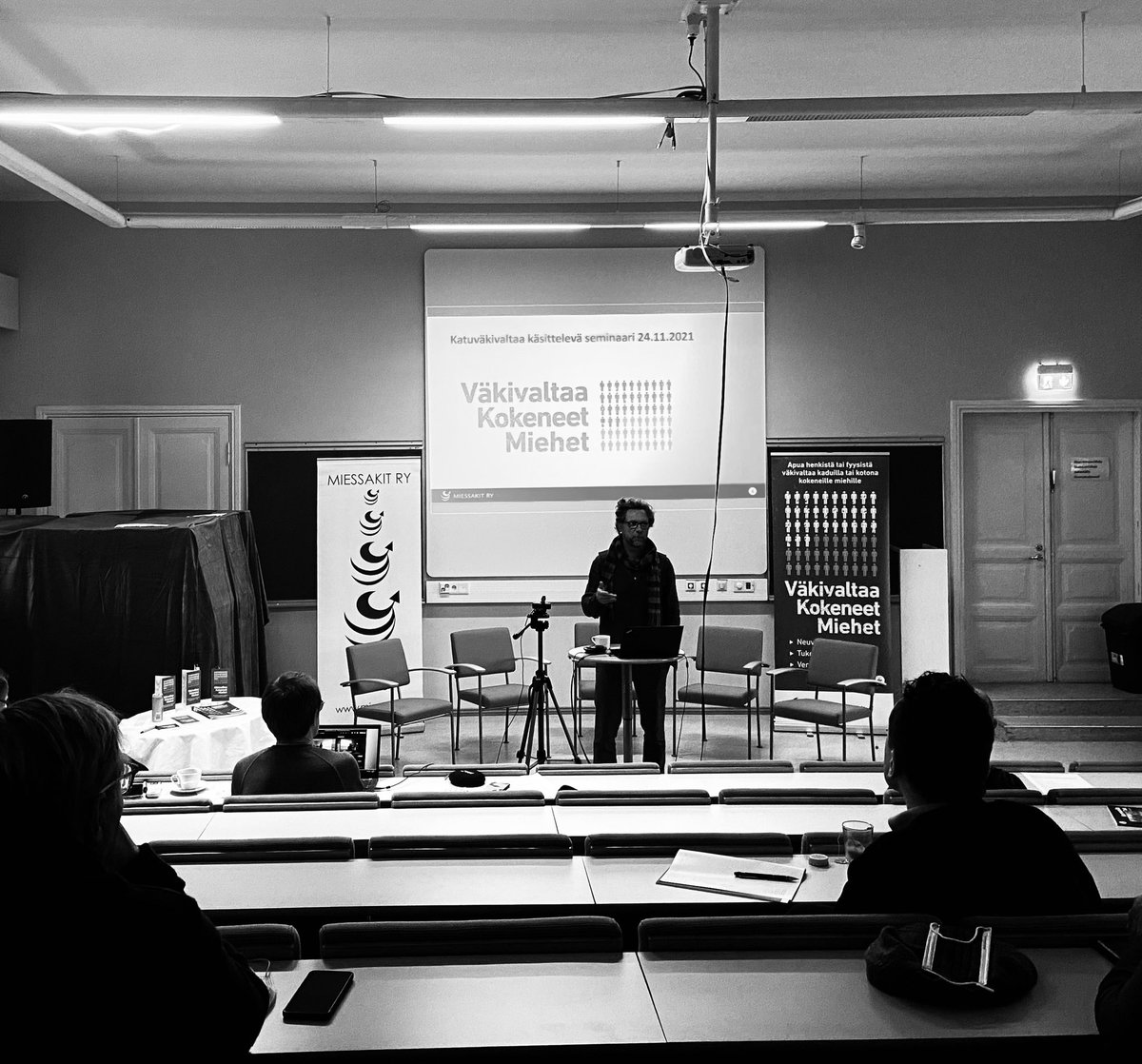 Poliisina istun takarivissä ja seuraan luentoja yhteiskuntaa läpileikkaavasta teemasta: miesten kokema väkivalta  #katuväkivalta <a href="/EraseGbv/">EraseGBV</a> <a href="/Miessakit/">Miessakit ry</a>

Rikosprosessi tuntuu pieneltä työkalulta tässä mittakaavassa.

Mitä mieheksi kasvaminen ja maskuliinisuus tarkoittavat? #nuoret