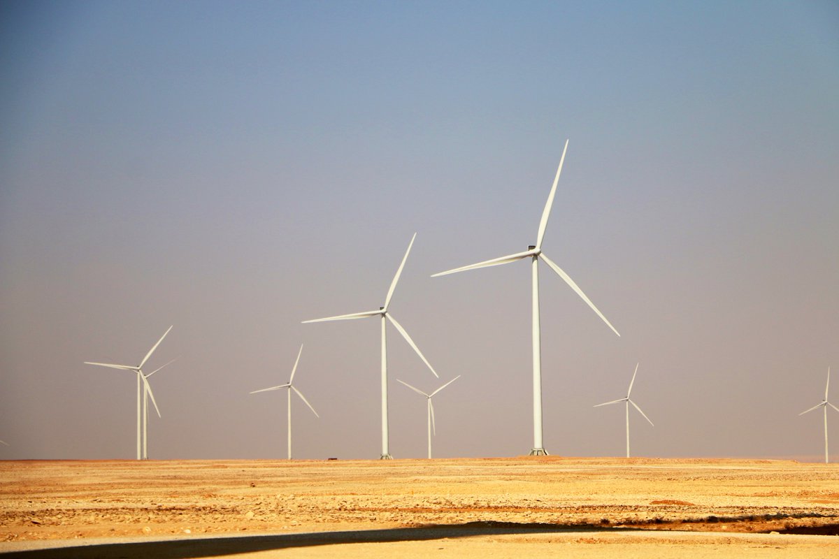 اليوم، اكتمل تركيب 99 توربينة في مشروع #دومة_الجندل لطاقة الرياح، الأول في #السعودية والأكبر في الشرق الأوسط، والذي أُنشأ بتكلفة 500 مليون $ لتغذية 70 ألف وحدة سكنية بالطاقة الكهربائية النظيفة في منطقة #الجوف.
الصورة: توربينات الرياح في المشروع صباح اليوم.