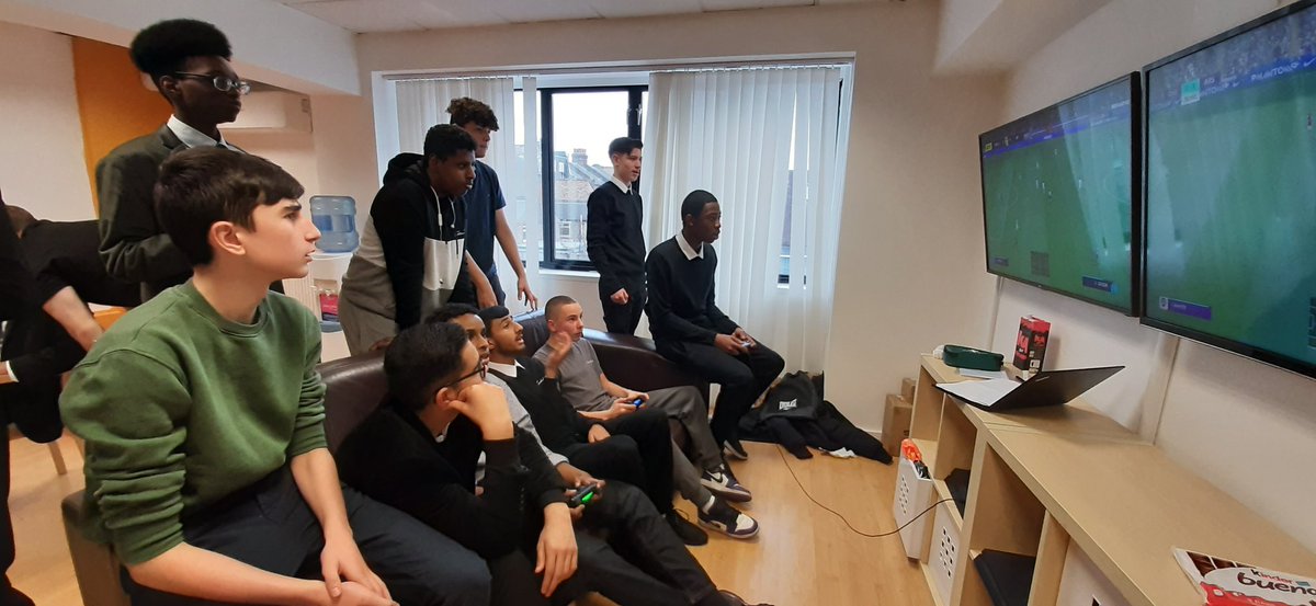 ArkPutney's tweet photo. Y11 insight day at @Shapeways_io HQ #wordpress #Webdesign #MarketingDigital and a quick break for lunchtime #FIFA22 https://t.co/U3Y6PuyHNF