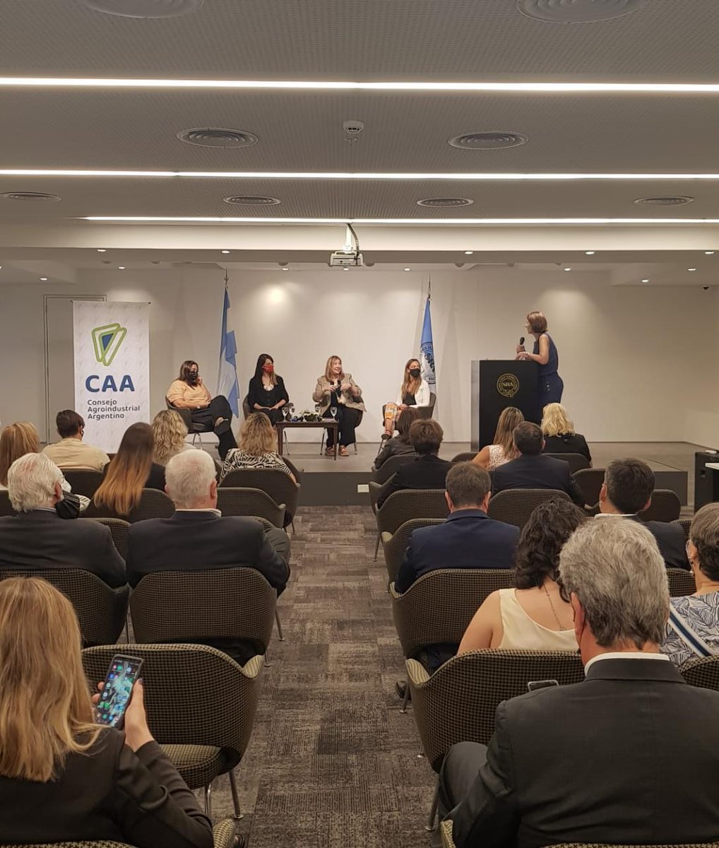 AgroindArg's tweet photo. . @lorebasso, coord. de la mesa pol. de género, presenta el panel “Hablemos de nuevas prácticas: El rol de la mujer en la agroindustria”. Invitadas: Vanesa Vázquez (Quilmes), Camila González (Exolgan), Jimena Giralt (Corteva), modera Cecilia Giordano (Mercer). https://t.co/aTHvQgctTt