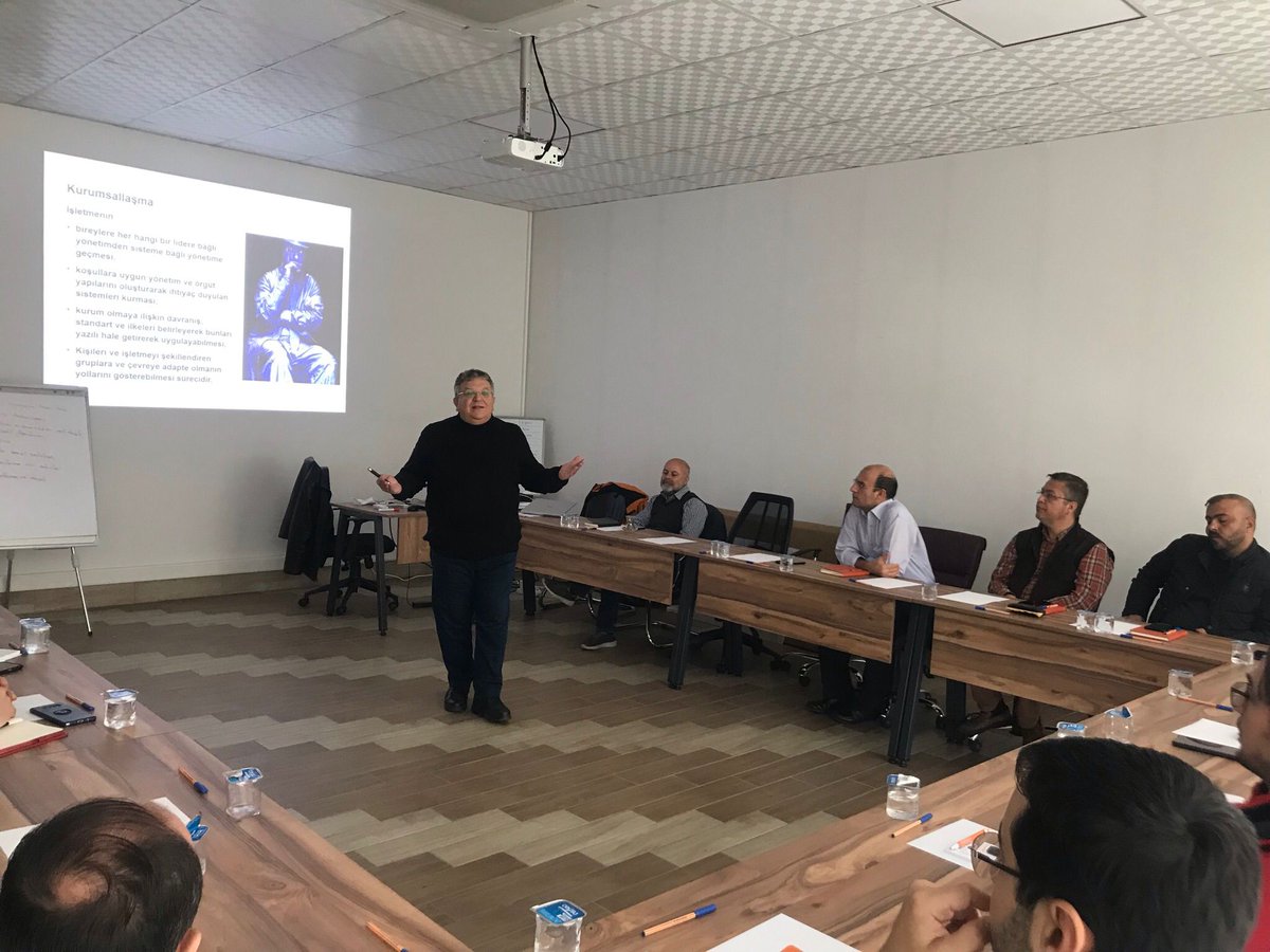 Turan Plastik A.Ş. ile birlikte yürüttüğümüz Eğitim ve Danışmanlık Projesi kapsamında Şirketlerde Kurumsallaşma eğitiminin ilk seansını 23 Kasım 2021 tarihinde Turan Plastik A.Ş.'nin yönetim binasında gerçekleştirdik.