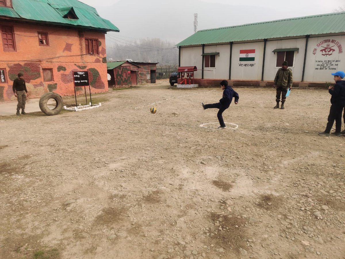 IrshadK87646771's tweet photo. 25 children from Drugmulla village attended A Day With Company Commander.

#IndianArmy
#FitIndia
#KashmirYouth
#SportsForKashmir https://t.co/eRb2Mydd3p