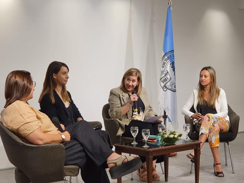 AgroindArg's tweet photo. . @lorebasso, coord. de la mesa pol. de género, presenta el panel “Hablemos de nuevas prácticas: El rol de la mujer en la agroindustria”. Invitadas: Vanesa Vázquez (Quilmes), Camila González (Exolgan), Jimena Giralt (Corteva), modera Cecilia Giordano (Mercer). https://t.co/aTHvQgctTt