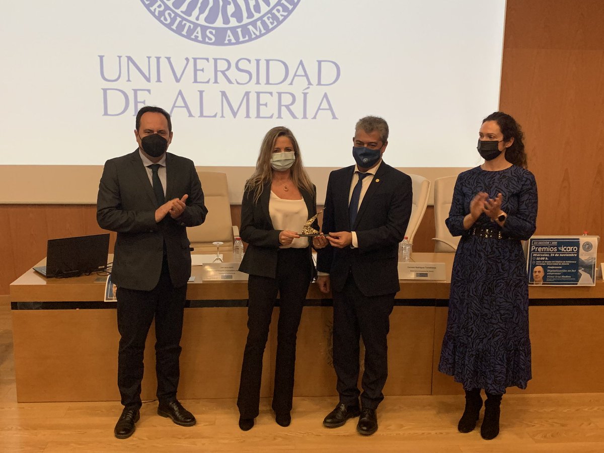 AulaMagna's tweet photo. La empresa @hostandboat, por acoger al mayor número de estudiantes de #UAL en Prácticas de Emprendiento, recibe el #PremioÍcaro en dicha categoría. https://t.co/yLuiS8FdYp
