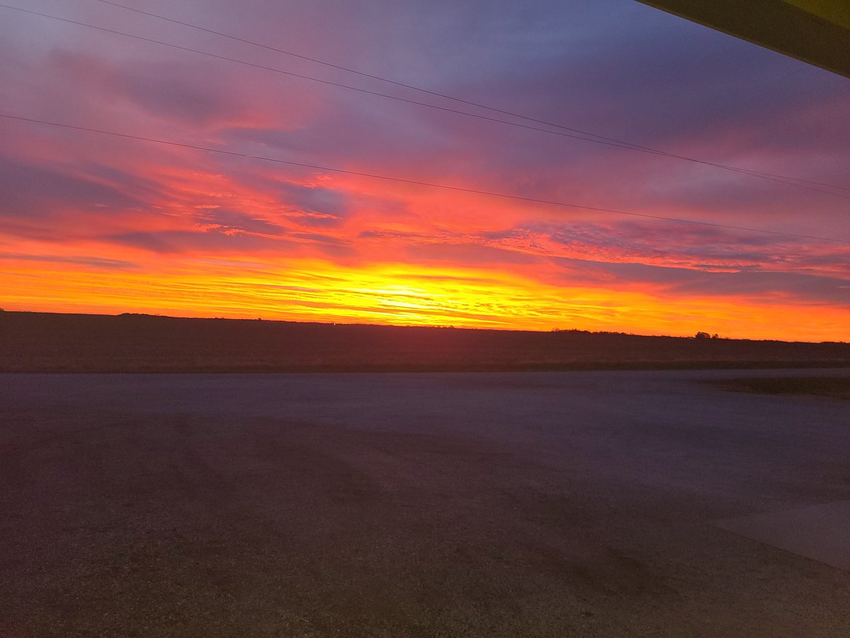 ashenbremercurt's tweet photo. The Lord's paintbrush is always at work. Good morning yall from 61723! #ccchat https://t.co/MyRNg5vEuA