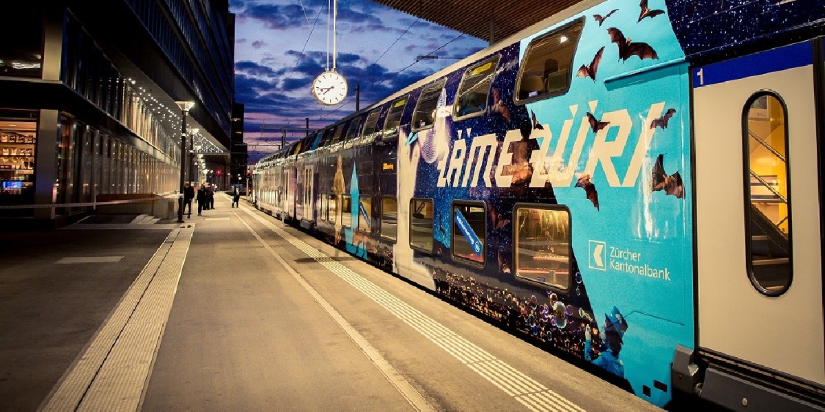 zkb_ch's tweet photo. Ab 17.12. gibt's Nachtnetz-News: Halbstundentakt der Nacht-S-Bahn zwischen Zürich + Winterthur und Knotenpunkt der Nachtbusse neu am Zürcher HB. ➡️ Dank unserem ZVV Nachtnetz-Engagement fährt man mit dem ZKB youngworld Paket freitags + samstags ab 19.00 gratis im @zvv Netz! 🦇 https://t.co/uQZDaHKvyk