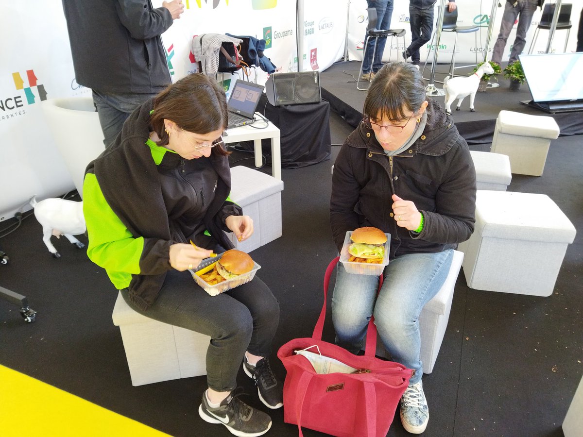 Caprinov's tweet photo. Le capriburger a l'air délicieux. N'hésitez pas à aller le déguster
#caprinov2021 #capriburger https://t.co/EqLt4jQOJS