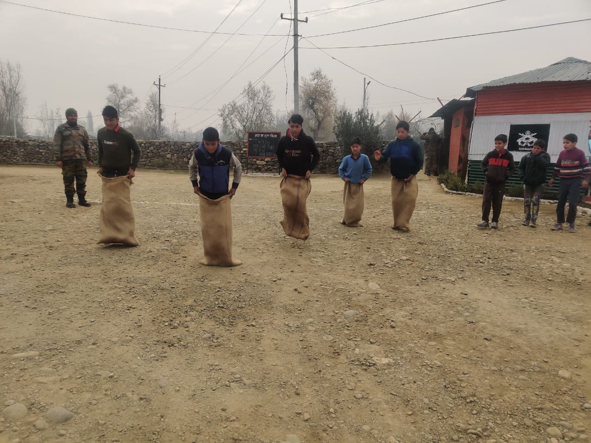IrshadK87646771's tweet photo. 25 children from Drugmulla village attended A Day With Company Commander.

#IndianArmy
#FitIndia
#KashmirYouth
#SportsForKashmir https://t.co/I8sJ0BNFAT
