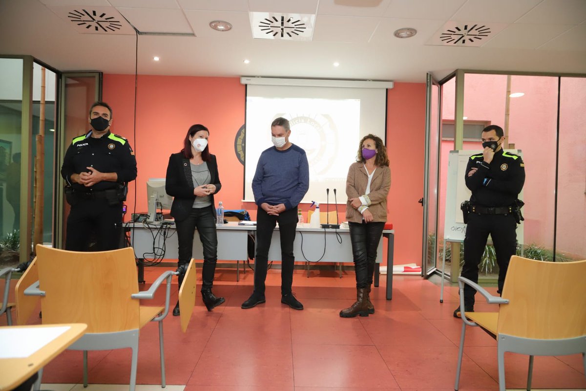 👮‍♀️👮‍♂️BENVINGUTS‼️
Aquest matí ha tingut lloc un acte de benvinguda als 🔟 nous  policies que se han incorporat a la <a href="/PLCastelldefels/">Policia de Castelldefels ◾️◾️◾️◾️</a> al qual han assistit l'Alcaldessa <a href="/mariamirandacu/">Maria Miranda</a>, la regidora de Règim Interior, <a href="/lurdesarmengol/">lourdes armengol</a>  i el regidor de Governació, <a href="/jplanell/">Jordi Planell</a>.