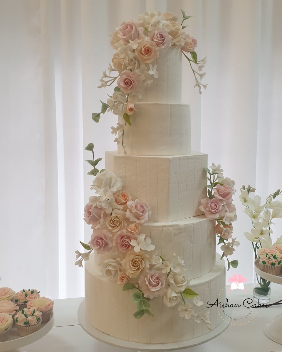 AishanCakes's tweet photo. #weddingcake #sugarflowers https://t.co/PN1vHlnKAI