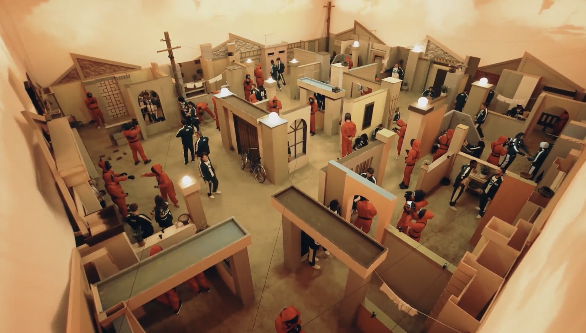 Мистер бист игра в кальмара. Игра в кальмара мистер. Участники игра в кальмара мистер бист. Форма из игры в кальмара. Игра в кальмара мистер.