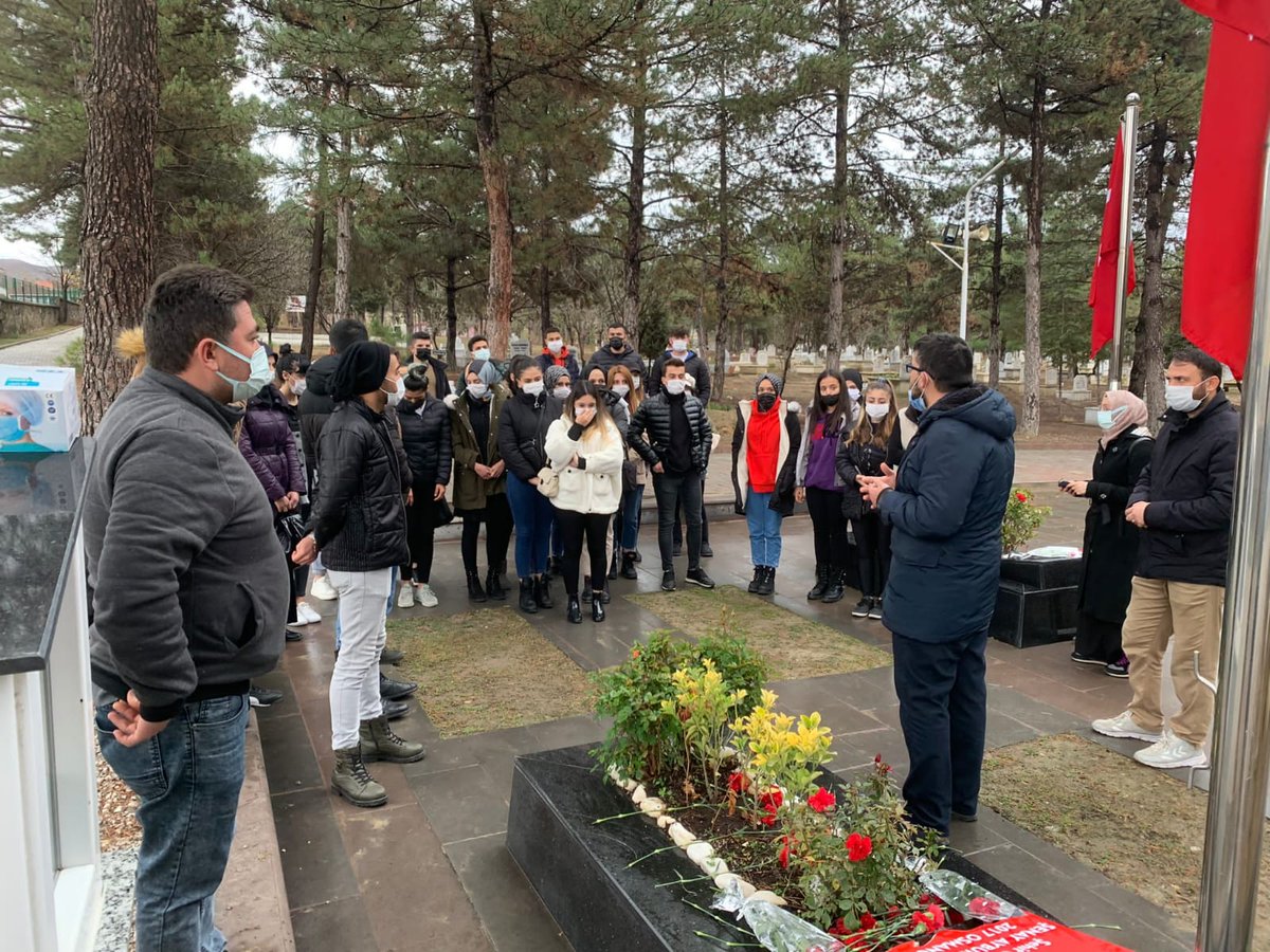 CorumKYGM's tweet photo. Osmancık Yurt Müdürlüğü 24 Kasım öğretmenler gününde şehit öğretmenimiz Şenay Aybuke Yalçın kabri başında yurt öğrencilerimizin katılımıyla  dualar eşliğinde anma programı düzenlemiştir. https://t.co/nUGB1SpcbC