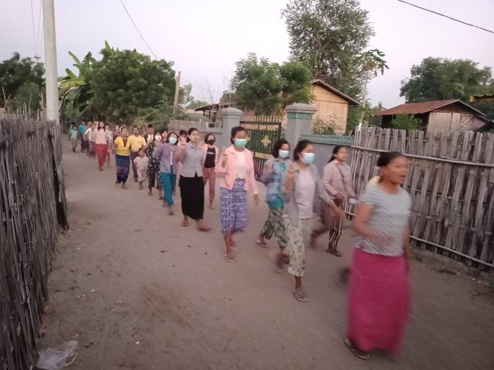katycho22222's tweet photo. Pro-democracy residents from #Yekyipin village, #Yinmarpin Tsp,staged evening strike protest against which is stronger day by day to oppose military dictatorship. 🙏🏽✊🏽💪🏽
LEGALIZATION OF NUG
#Nov24Coup
#WhatsHappeningInMyanmar https://t.co/GZjhG2NBU0