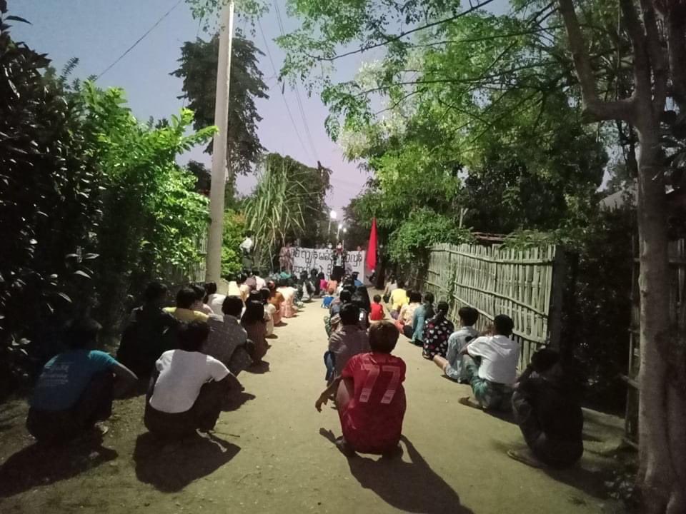 katycho22222's tweet photo. Pro-democracy residents from #Yekyipin village, #Yinmarpin Tsp,staged evening strike protest against which is stronger day by day to oppose military dictatorship. 🙏🏽✊🏽💪🏽
LEGALIZATION OF NUG
#Nov24Coup
#WhatsHappeningInMyanmar https://t.co/GZjhG2NBU0