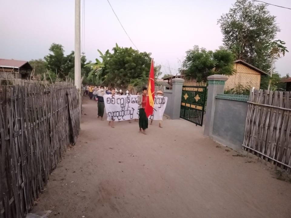 katycho22222's tweet photo. Pro-democracy residents from #Yekyipin village, #Yinmarpin Tsp,staged evening strike protest against which is stronger day by day to oppose military dictatorship. 🙏🏽✊🏽💪🏽
LEGALIZATION OF NUG
#Nov24Coup
#WhatsHappeningInMyanmar https://t.co/GZjhG2NBU0