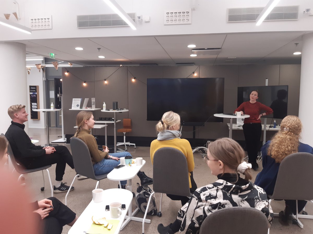 <a href="/helsinkiuni/">University of Helsinki</a> <a href="/media_ry/">Media ry</a>  viestinnän opiskelijoita excursiolla #työ2piste0lab 'issä. @jvesikallio kertoo, miksi <a href="/VMuutiset/">Valtiovarainministeriö | Finansministeriet</a> on hyvä paikka tehdä töitä. #meidänvm