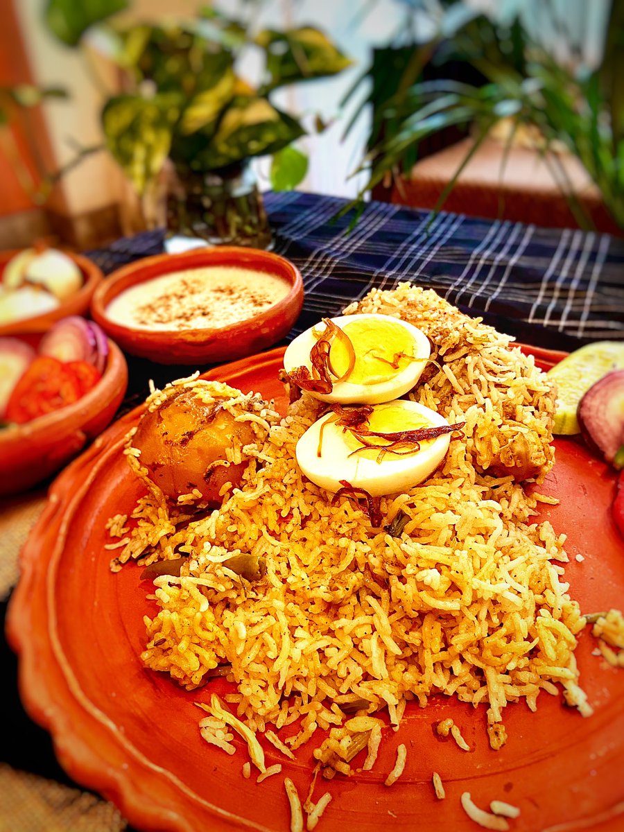 LipieeR's tweet photo. Kolkata style Chicken Dum Biryani
Homemade
Pure Bliss😇

The specialty of Kolkata Biryani lies in use of potato &amp; minimalist spice.

@masalabox 

#biryanilovers #chickenbiryani #kolkatabiryani #biryani #maslabox #foodphotography https://t.co/04goOg6DCh