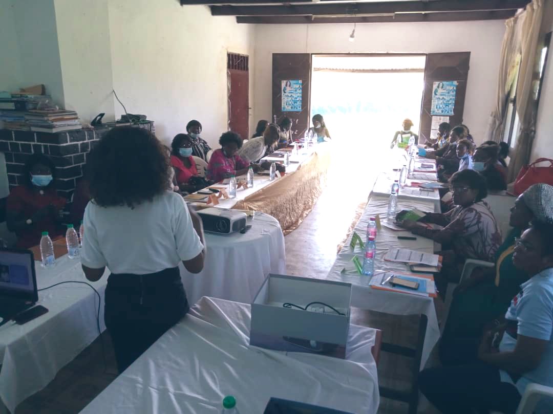 ActivSpaces's tweet image. Après les communes partenaires #PRADEC du nord c’est au tour des femmes commerçantes du #Moungo de recevoir l’atelier de formation sur les techniques de vente en ligne via les réseaux sociaux (Whatsapp business et Facebook MarketPlace) par Activspaces dans la ville de #Nkongsamba