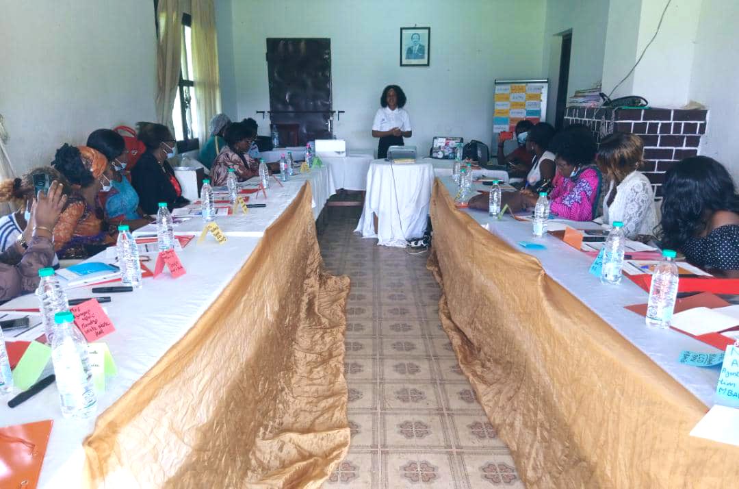 ActivSpaces's tweet image. Après les communes partenaires #PRADEC du nord c’est au tour des femmes commerçantes du #Moungo de recevoir l’atelier de formation sur les techniques de vente en ligne via les réseaux sociaux (Whatsapp business et Facebook MarketPlace) par Activspaces dans la ville de #Nkongsamba