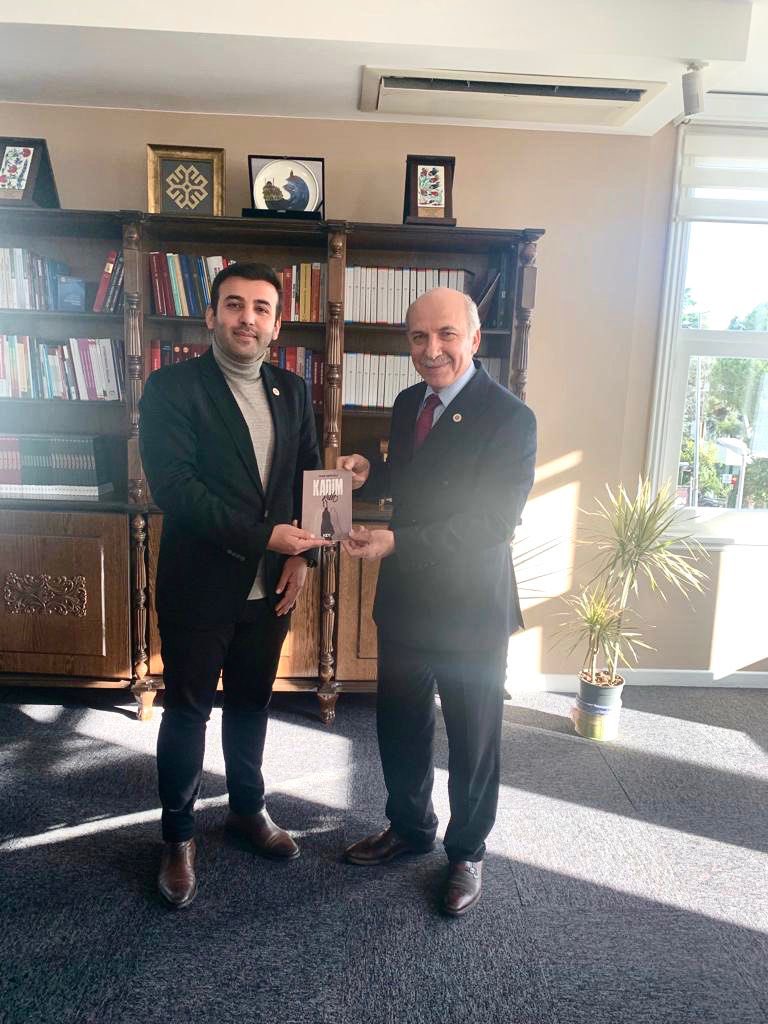 Değerli meslektaşım kardeşim Şair Av. Ömer Mertoğlu’nu “KADİM RUH” şiir kitabı için tebrik ediyorum. 
“Asrın heyulası koptu 
İnsan asra yemini unuttu
Olacağı vardı demek
Ve yaşanmalıydı bu.” @fikirteyn