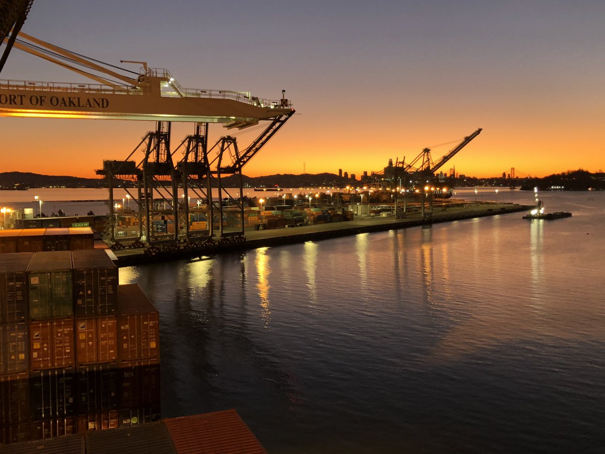 ILWU9263's tweet photo. Dirty 30 sunsets. #portofoakland #portphotography #TrapacOakland #longshoreman #craneviews #mindfulness #meditation https://t.co/TQa1vDHfWZ