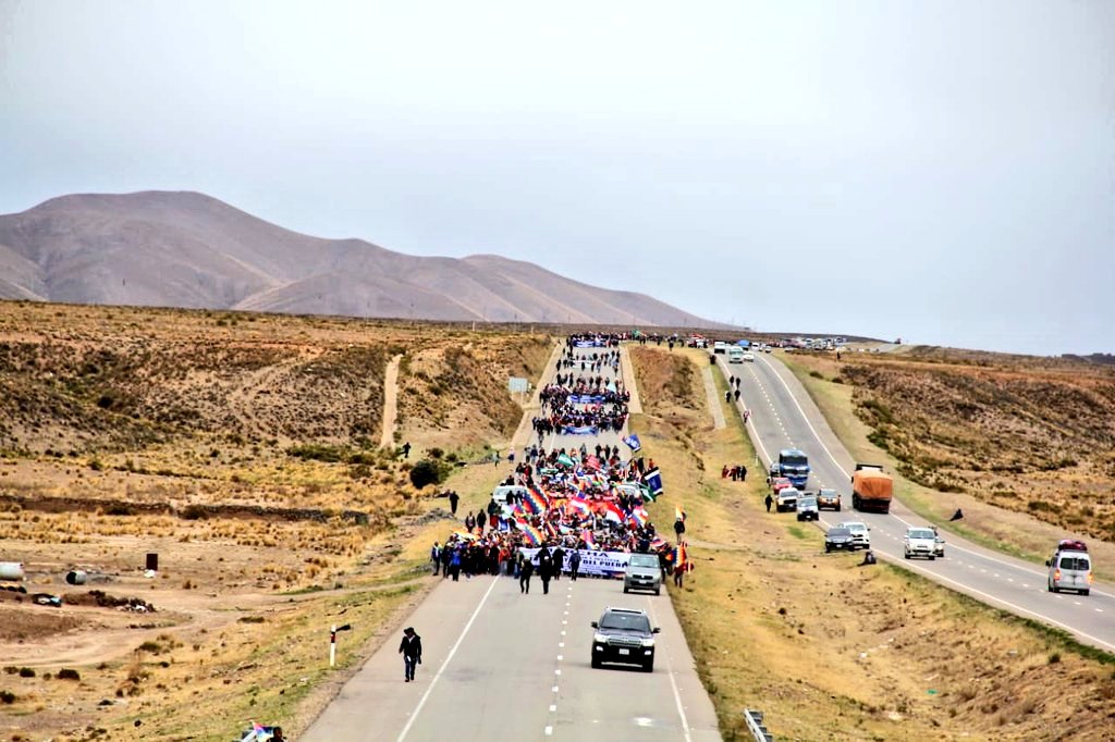 evoespueblo's tweet photo. Con @LuchoXBolivia hemos comenzado a mejorar la economía del país con esfuerzo y políticas que se aplican por la nacionalización. 

El pueblo sabe cómo la derecha boicotea esos esfuerzos con paros pagados y desestabilización. 

La #MarchaPorLaPatria defiende el modelo económico. https://t.co/JOmZTaKacc