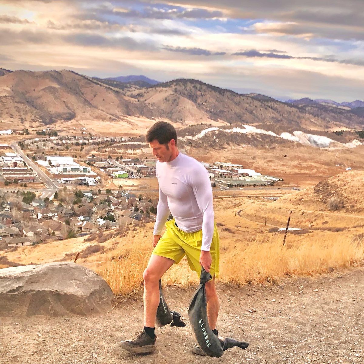 TheSlambag's tweet photo. Vertical grip farmer’s carries with Slambags. 
#farmerswalk #farmerscarry #slambag #theslambag #gettheslambag #goldencolorado #peytonrose #northtablemountain https://t.co/qoYOlNL2zh