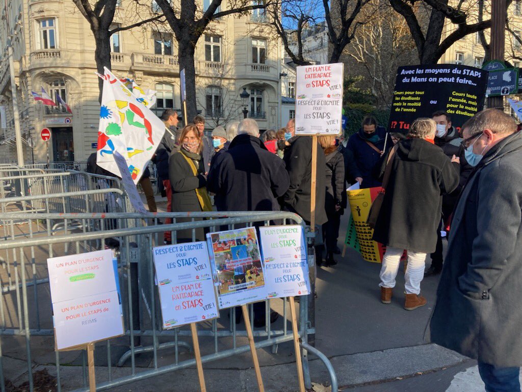 Une mobilisation pour demander plus de moyens et de recrutements pour la filière #Staps est en cours, devant l’Assemblée nationale, à l’appel des <a href="/SnesupFsu/">SNESUP-FSU</a> et <a href="/snepfsu/">SNEP FSU #HelloQuitX #20janvier</a>, accompagnés par l’<a href="/ANESTAPS/">ANESTAPS</a>.
D’autres rassemblements ont lieu en régions, pour interpeller les recteurs.