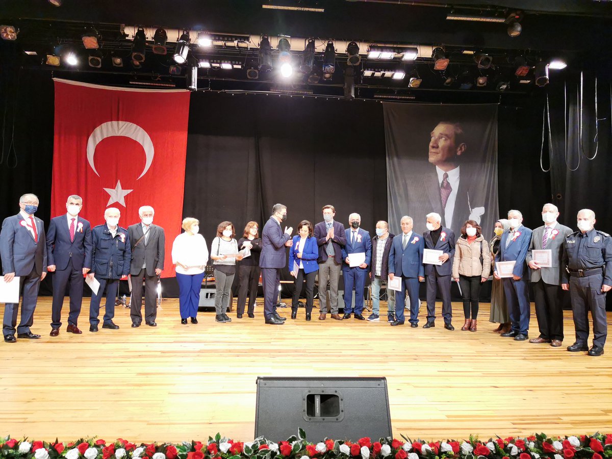 💐24 Kasım Öğretmenler Günü Kutlama Programı ilçe protokolümüz, öğretmenlerimiz ve öğrencilerimizin katılımı ile Nurettin Topçu Kültür Merkezinde gerçekleştirilmiştir.
<a href="/tcmeb/">Millî Eğitim Bakanlığı</a> <a href="/TC_Bahcelievler/">T.C. Bahçelievler Kaymakamlığı</a> <a href="/istanbulilmem/">İstanbul İl Millî Eğitim Müdürlüğü</a> @ilkerarikan34 <a href="/memleventyazici/">Levent Yazıcı</a> <a href="/EminCikrikci/">Emin ÇIKRIKÇI</a>