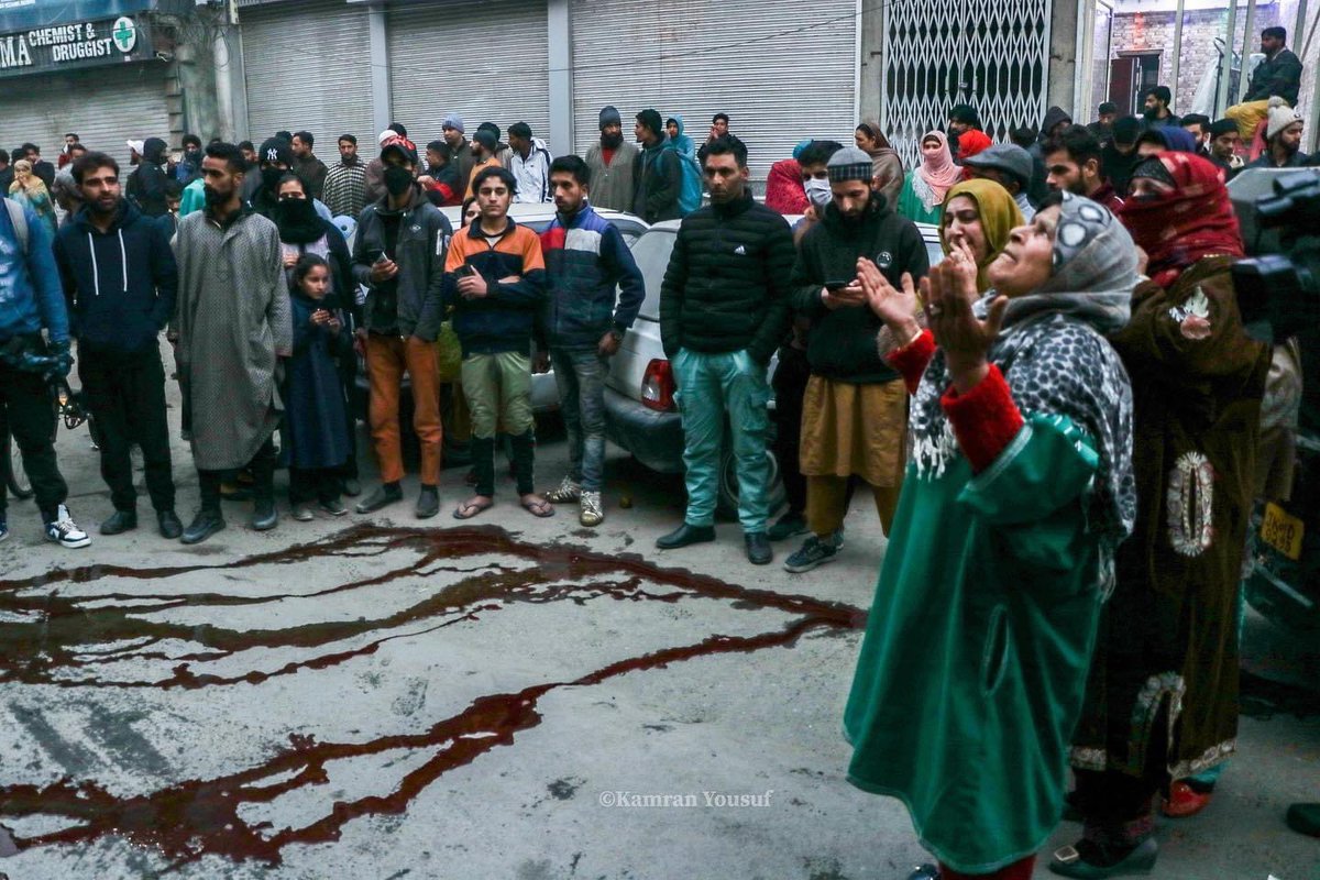 qazizaid89's tweet photo. #Kashmir right now. 

Police say three militants were killed in a shoot out. 
Eyewitnesses say three boys were taken out of a car and shot dead on the street. 

Photo: @kamranyousuf_ https://t.co/7mhegLT0Ij