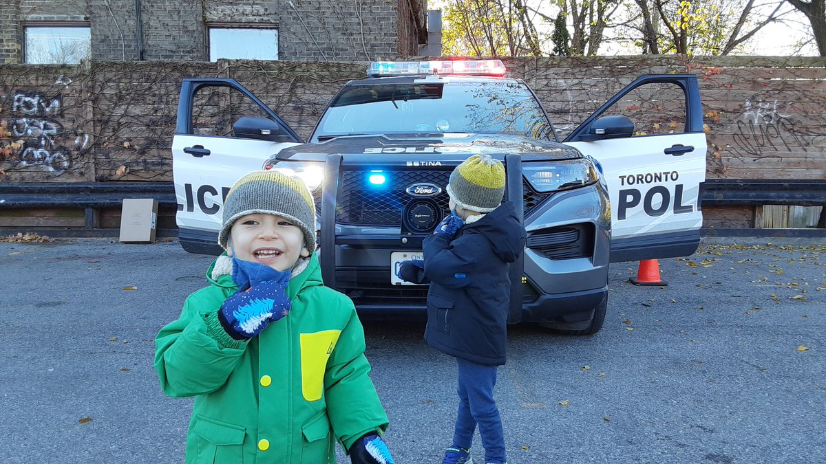 twinmonkey181's tweet photo. Thank you #TPS for making my twins morning. The smiles say it all. 
#the416six
#Toronto 
#TPS
#Torontopoliceservices
#twins https://t.co/67czAAJSFX