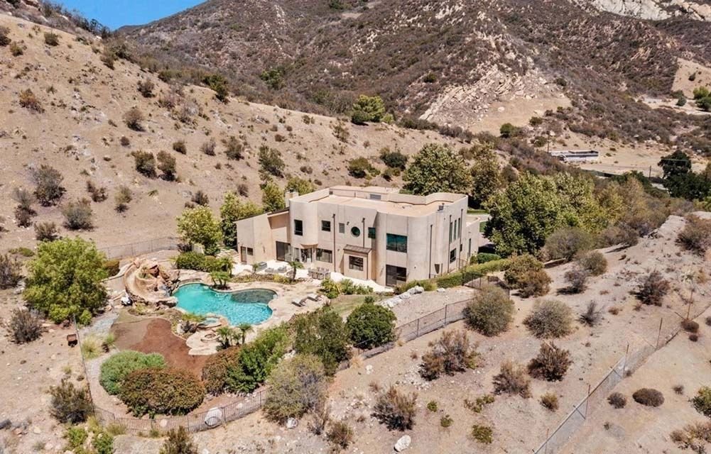 OFIVETV's tweet photo. - @Nas s'offre une nouvelle villa à Calabasas - https://t.co/X4VjnjzFoK