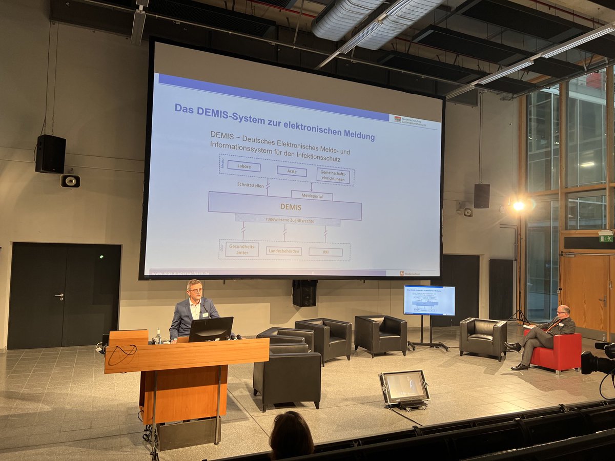 Präsident des Niedersächsischen Landesgesundheitsamtes Dr. Fabian Feil: #Gesundheitsämter sind deutlich #digitaler als gelegentlich kritisiert. Mit #DEMIS gibt es zB eine elektronische Meldeplattform. #DigitalgipfelGesundheit ⁦@HsHannover⁩ ⁦<a href="/aekn_online/">Ärztekammer Niedersachsen</a>⁩