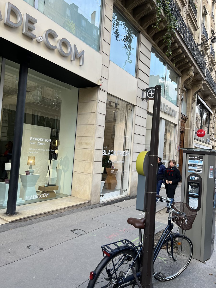 marcsimoncini's tweet image. Hello Twitter tu peux aider (Retweet) pour prévenir le (ou) la propriétaire du vélo accroché rue Étienne Marcel (pas Réaumur 🤦🏻‍♂️) devant made.com &amp;gt; Vous avez oublié votre sacoche au pied du vélo ! Je l’ai déposée à l’accueil du showroom