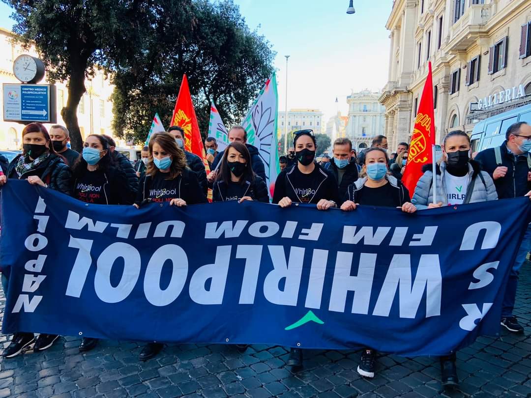 Cgil_Napoli's tweet photo. 🔴⚙️ A #Roma insieme alle lavoratrici e ai lavoratori della #Whirlpool di #Napoli che stanno raggiungendo in corteo il Mise dove tra poco ci sarà il tavolo di confronto sul piano di reindustrializzazione dello stabilimento di via Argine.
 
#NapoliNonMolla https://t.co/vRaW37yeHe