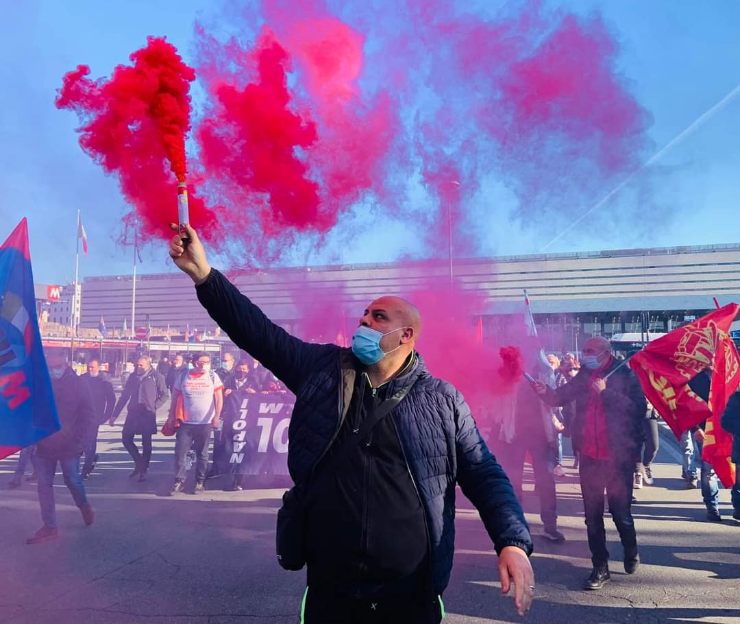 🔴⚙️ A #Roma insieme alle lavoratrici e ai lavoratori della #Whirlpool di #Napoli che stanno raggiungendo in corteo il Mise dove tra poco ci sarà il tavolo di confronto sul piano di reindustrializzazione dello stabilimento di via Argine.
 
#NapoliNonMolla